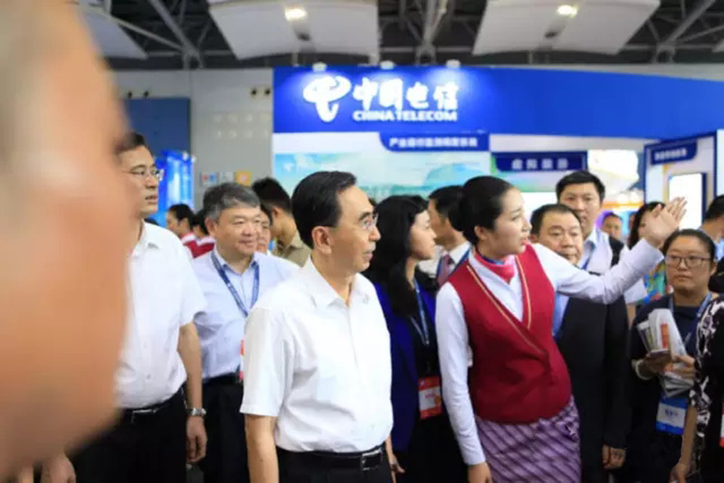 南航乘務(wù)員向朱小丹省長一行介紹南航展臺情況